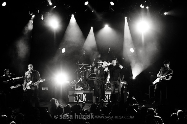 Fan on stage with Urban & 4 @ ŠTUK, Maribor (Slovenia), 01/03/2013 <em>Photo: © Saša Huzjak</em>