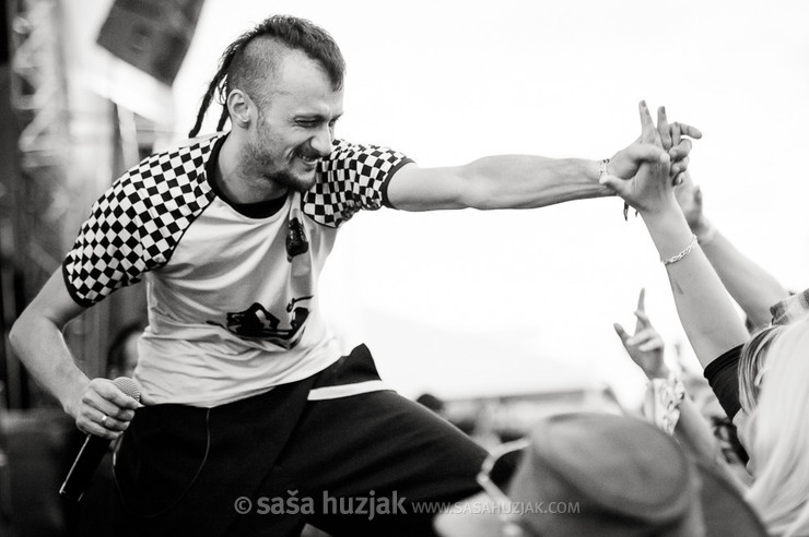 Almir Hasanbegović (Dubioza Kolektiv) with fans @ Bažant Pohoda festival, Trenčín (Slovakia), 11/07 > 13/07/2013 <em>Photo: © Saša Huzjak</em>