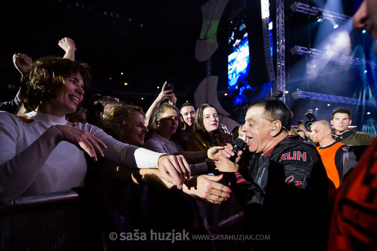 Aki Rahimovski with first rows fans (Parni Valjak) @ Arena Zagreb, Zagreb (Croatia), 01/12/2017 <em>Photo: © Saša Huzjak</em>