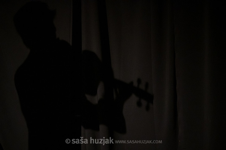 Premik - skladba za glas, violino in telo (delo v nastajanju) @ GT22, Intimni oder, Maribor (Slovenia), 23/11/2021 <em>Photo: © Saša Huzjak</em>