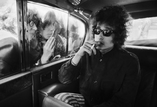 Bob Dylan, Fans Looking in Limousine, London, 1966 © Barry Feinstein