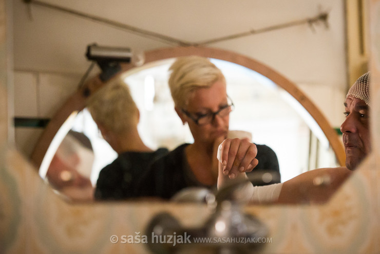 Nebojša Glogovac, preparing for the scene (behind the scenes) <em>Photo: © Saša Huzjak</em>