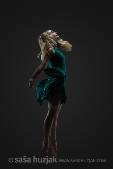 Dancers in studio photo shoot: Vanja Kolanovič <em>Photo: © Saša Huzjak</em>