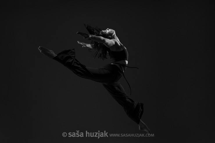Dancers in studio photo shoot: Jasha Robnik <em>Photo: © Saša Huzjak</em>