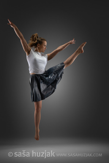 Dancers in studio photo shoot: Tjaša Šramel <em>Photo: © Saša Huzjak</em>