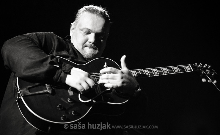 Damir Kukuruzović (Damir Kukuruzović Gypsy Swing Quartet) @ Dom sportova, Zagreb (Croatia), 03/06/2012 <em>Photo: © Saša Huzjak</em>