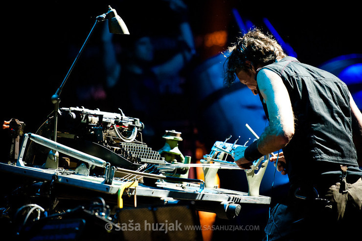 Primož Oberžan (The Stroj) with his music machine @ Reciklažni center Surovine (Tezno Recycling Centre), Maribor (Slovenia), 24/08/2012 <em>Photo: © Saša Huzjak</em>