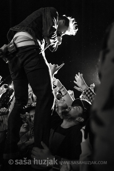 Ricky Wilson (Kaiser Chiefs) on the fence with the fans @ Bažant Pohoda festival, Trenčín (Slovakia), 11/07 > 13/07/2013 <em>Photo: © Saša Huzjak</em>