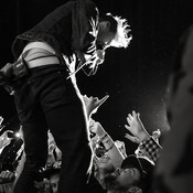 Ricky Wilson (Kaiser Chiefs) on the fence with the fans @ Bažant Pohoda festival, Trenčín (Slovakia), 11/07 > 13/07/2013 <em>Photo: © Saša Huzjak</em>