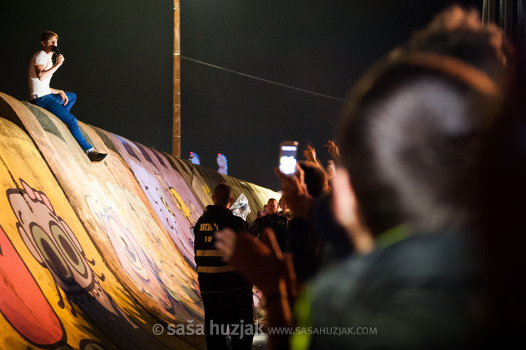 Ricky Wilson (Kaiser Chiefs) on the side wall @ Bažant Pohoda festival, Trenčín (Slovakia), 11/07 > 13/07/2013 <em>Photo: © Saša Huzjak</em>