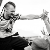 Almir Hasanbegović (Dubioza Kolektiv) with fans @ Bažant Pohoda festival, Trenčín (Slovakia), 11/07 > 13/07/2013 <em>Photo: © Saša Huzjak</em>