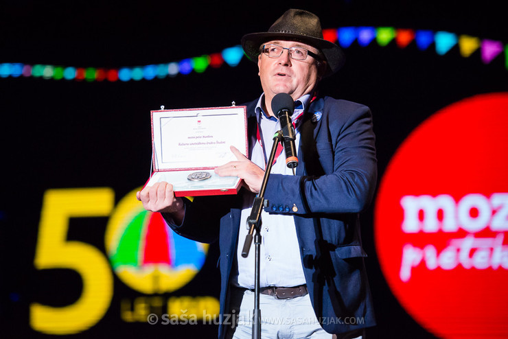 Dr. Andrej Fištravec, Mayor of Maribor, giving the Award of the City to KUD Študent - Mosaic of History: 50 years of KUD Študent @ Festival Lent, Maribor (Slovenia), 20/06 > 05/07/2014 <em>Photo: © Saša Huzjak</em>