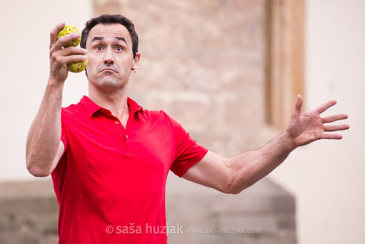 Vincent Delavenere (Podeželsko žongliranje - Rural juggling) @ Festival Lent, Maribor (Slovenia), 20/06 > 05/07/2014 <em>Photo: © Saša Huzjak</em>