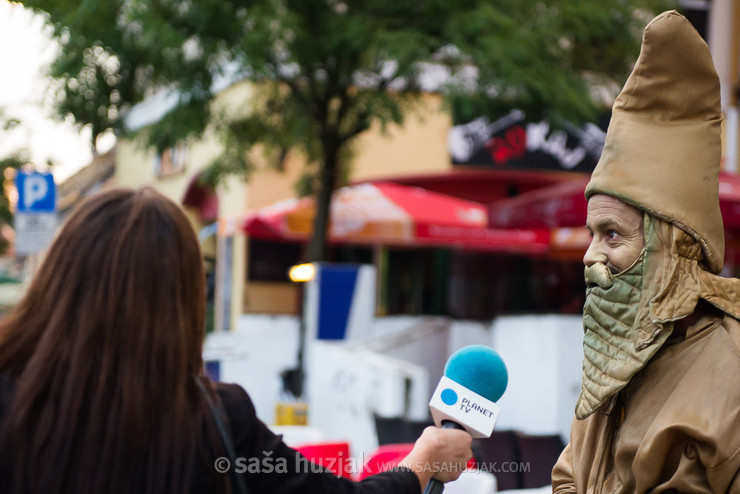 Living statue - interview @ Festival Lent, Maribor (Slovenia), 20/06 > 05/07/2014 <em>Photo: © Saša Huzjak</em>