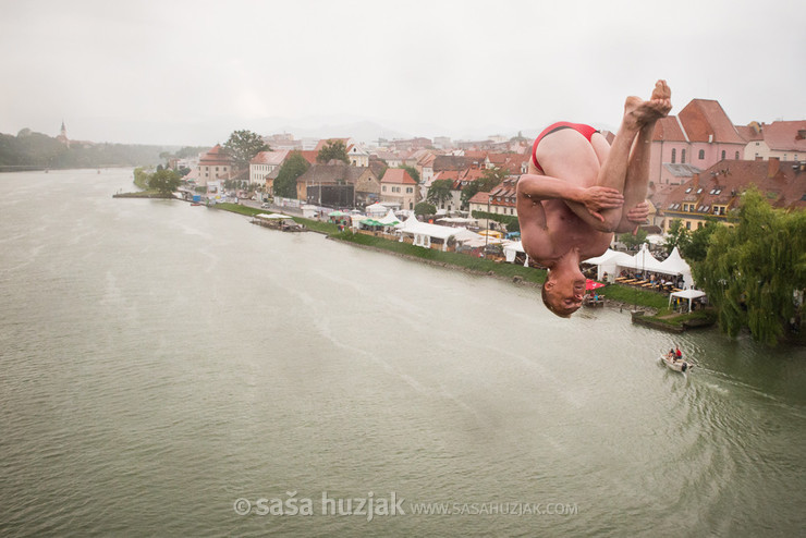 Bridge jumping @ Festival Lent, Maribor (Slovenia), 20/06 > 05/07/2014 <em>Photo: © Saša Huzjak</em>