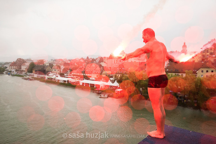 Bridge jumping @ Festival Lent, Maribor (Slovenia), 20/06 > 05/07/2014 <em>Photo: © Saša Huzjak</em>