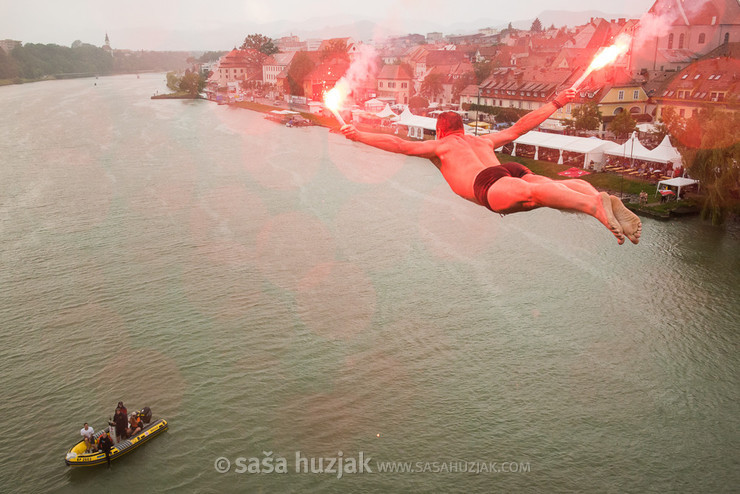 Bridge jumping @ Festival Lent, Maribor (Slovenia), 20/06 > 05/07/2014 <em>Photo: © Saša Huzjak</em>