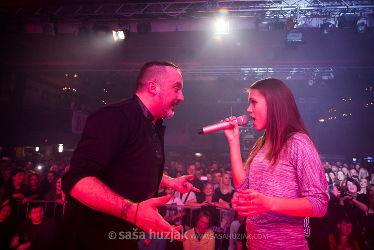 Tony Cetinski and a random girl from audience @ Festivalna dvorana Lent, Maribor (Slovenia), 03/04/2015 <em>Photo: © Saša Huzjak</em>