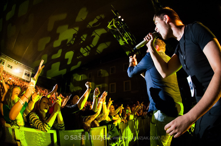 Tony Cetinski and Neven Jurić with fans @ Križanke, Ljubljana (Slovenia), 10/06/2015 <em>Photo: © Saša Huzjak</em>