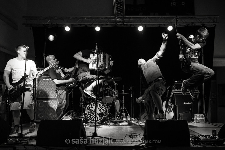 Happy Ol’ McWeasel @ Are you Syrious? benefit concert , Train station, Maribor (Slovenia), 2015 <em>Photo: © Saša Huzjak</em>