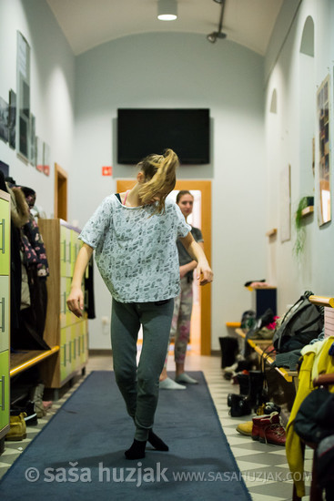 Practicing in the hallway @ Zimska plesna šola / Winter dance school, Maribor (Slovenia), 19/02 > 22/02/2016 <em>Photo: © Saša Huzjak</em>