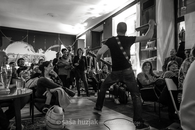 Damir Avdić with audience @ Salon uporabnih umetnosti, Maribor (Slovenia), 12/04/2016 <em>Photo: © Saša Huzjak</em>