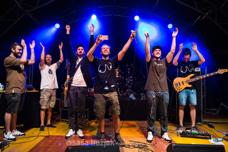 Kandžija i Gole žene, thanking the audience @ Mladi Maribor, Maribor (Slovenia), 2016 <em>Photo: © Saša Huzjak</em>