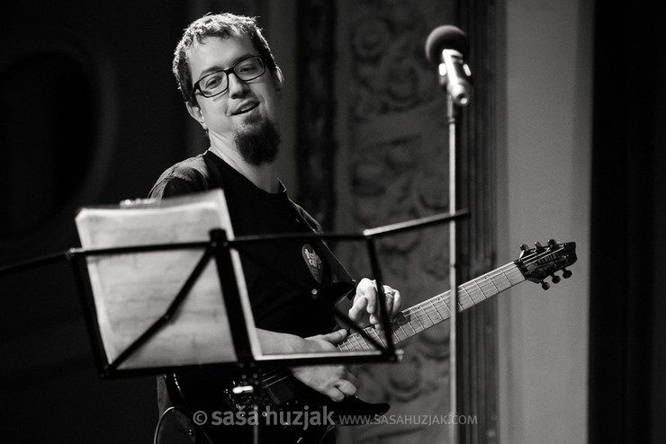 Samo Šalamon (Samo Šalamon & Takt Ars Guitar Orchestra) @ Narodni dom Maribor, Velika dvorana, Maribor (Slovenia), 18/11/2016 <em>Photo: © Saša Huzjak</em>