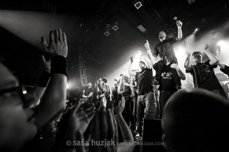 Happy Ol' McWeasel wth fans on stage @ ŠTUK, Maribor (Slovenia), 18/03/2017 <em>Photo: © Saša Huzjak</em>