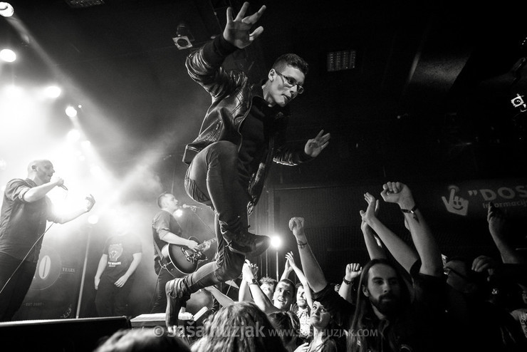 Happy Ol' McWeasel fan stage diving @ ŠTUK, Maribor (Slovenia), 18/03/2017 <em>Photo: © Saša Huzjak</em>