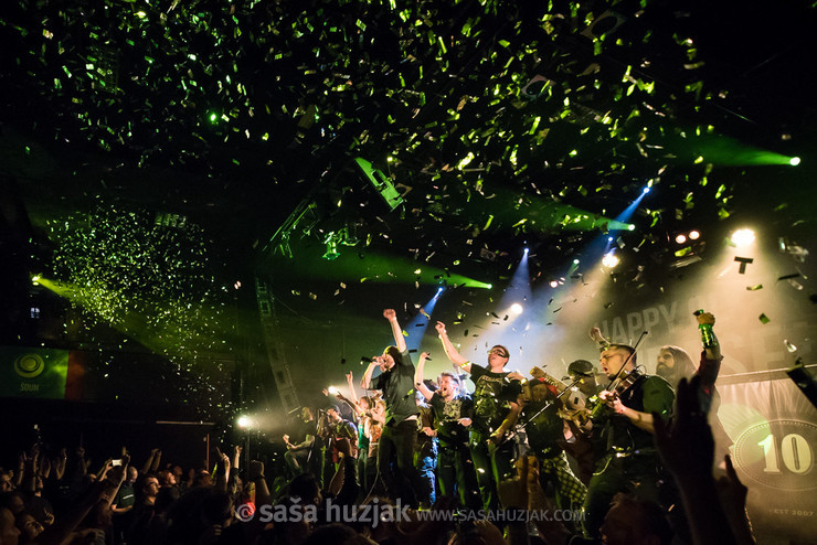 Happy Ol' McWeasel wth fans on stage @ ŠTUK, Maribor (Slovenia), 18/03/2017 <em>Photo: © Saša Huzjak</em>