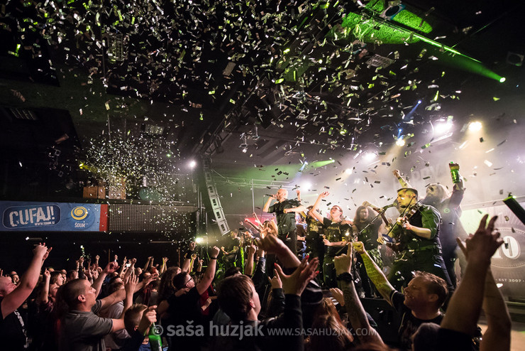 Happy Ol' McWeasel wth fans on stage @ ŠTUK, Maribor (Slovenia), 18/03/2017 <em>Photo: © Saša Huzjak</em>