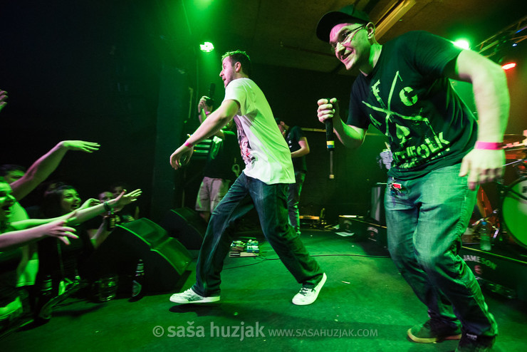 Kandžija and Toxara (Kandžija i Gole žene) preparing for the second crowd surf @ Vintage Industrial Bar, Zagreb (Croatia), 31/03/2017 <em>Photo: © Saša Huzjak</em>