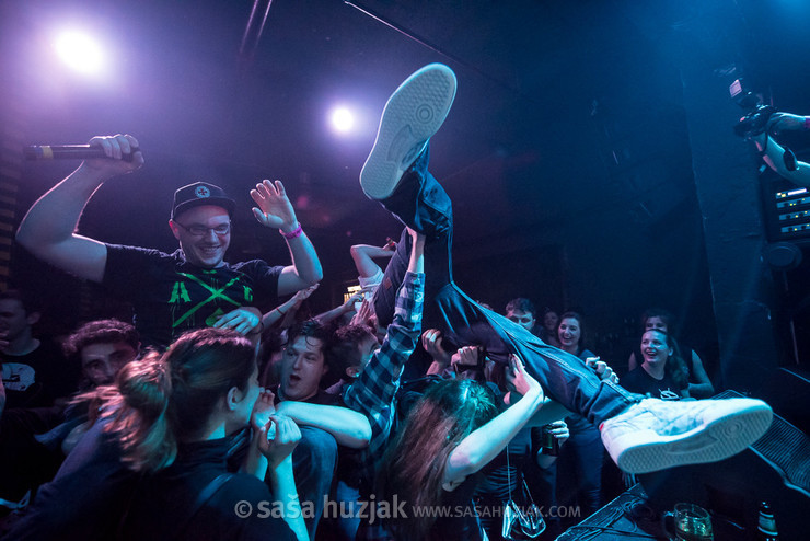 Kandžija and Toxara (Kandžija i Gole žene) crowd surfing @ Vintage Industrial Bar, Zagreb (Croatia), 31/03/2017 <em>Photo: © Saša Huzjak</em>