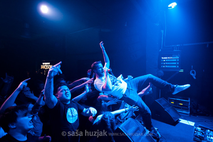 Kandžija finishing first crowd surfing of the night (Kandžija i Gole žene) @ Vintage Industrial Bar, Zagreb (Croatia), 31/03/2017 <em>Photo: © Saša Huzjak</em>