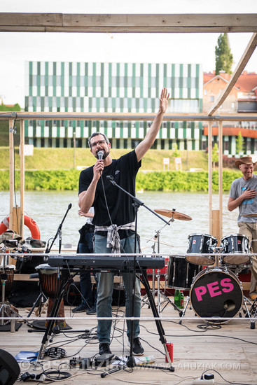 Organizer Miha Lovše, thanking the audience @ River Drava, Maribor (Slovenia), 09/06/2017 <em>Photo: © Saša Huzjak</em>