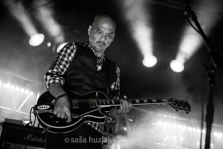 Joey Santiago (Pixies) @ Križanke, Ljubljana (Slovenia), 12/07/2017 <em>Photo: © Saša Huzjak</em>