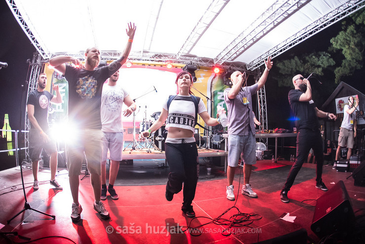 Krankšvester with fans on stage @ Rocklive #7, Šoderica, Koprivnica (Croatia), 28/07/2017 <em>Photo: © Saša Huzjak</em>