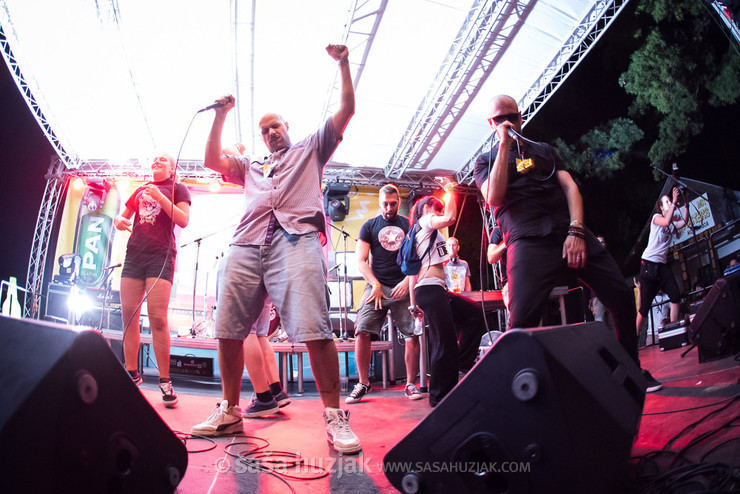 Krankšvester with fans on stage @ Rocklive #7, Šoderica, Koprivnica (Croatia), 28/07/2017 <em>Photo: © Saša Huzjak</em>