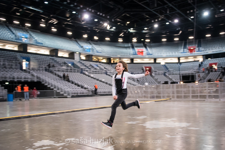 Young Parni Valjak fan running to the first row after gates opened @ Arena Zagreb, Zagreb (Croatia), 2017 <em>Photo: © Saša Huzjak</em>