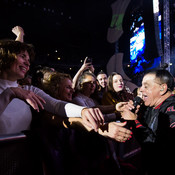 Aki Rahimovski with first rows fans (Parni Valjak) @ Arena Zagreb, Zagreb (Croatia), 01/12/2017 <em>Photo: © Saša Huzjak</em>