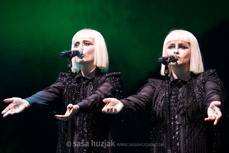 Holly Laessig and Jess Wolfe (Lucius) (Roger Waters Us + Them tour band) @ Arena Zagreb, Zagreb (Croatia), 06/05/2018 <em>Photo: © Saša Huzjak</em>