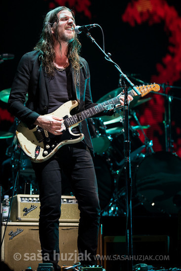 Jonathan Wilson (Roger Waters Us + Them tour band) @ Arena Zagreb, Zagreb (Croatia), 06/05/2018 <em>Photo: © Saša Huzjak</em>