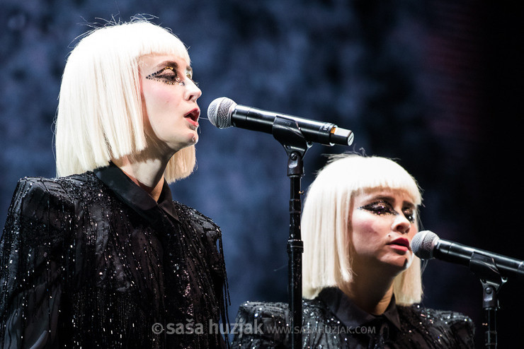 Holly Laessig and Jess Wolfe (Lucius) (Roger Waters Us + Them tour band) @ Arena Zagreb, Zagreb (Croatia), 06/05/2018 <em>Photo: © Saša Huzjak</em>