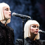 Holly Laessig and Jess Wolfe (Lucius) (Roger Waters Us + Them tour band) @ Arena Zagreb, Zagreb (Croatia), 06/05/2018 <em>Photo: © Saša Huzjak</em>