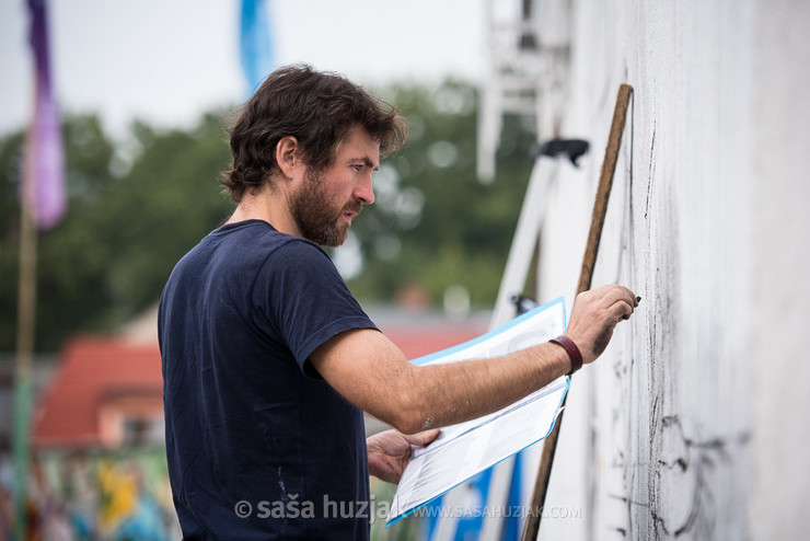 Mural in the making by Niall Dooley @ Human Mosaic festival, Goleniów (Poland), 29/08 > 01/09/2018 <em>Photo: © Saša Huzjak</em>