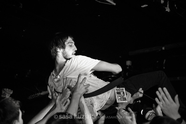 Boris Vlastelica (Repetitor) crowd surfing @ AKC Attack, Zagreb (Croatia), 18/10/2018 <em>Photo: © Saša Huzjak</em>