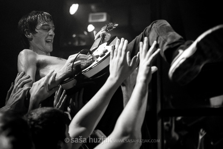 Boris Vlastelica (Repetitor) crowd surfing @ KSET, Zagreb (Croatia), 2018  <em>Photo: © Saša Huzjak</em>