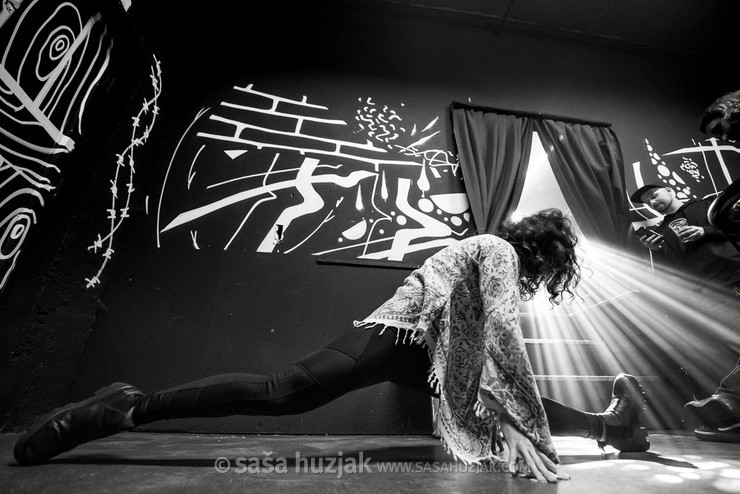 Ana-Marija Cupin (Repetitor) doing backstage pre-show yoga @ Vintage Industrial Bar, Zagreb (Croatia), 20/10/2018 <em>Photo: © Saša Huzjak</em>