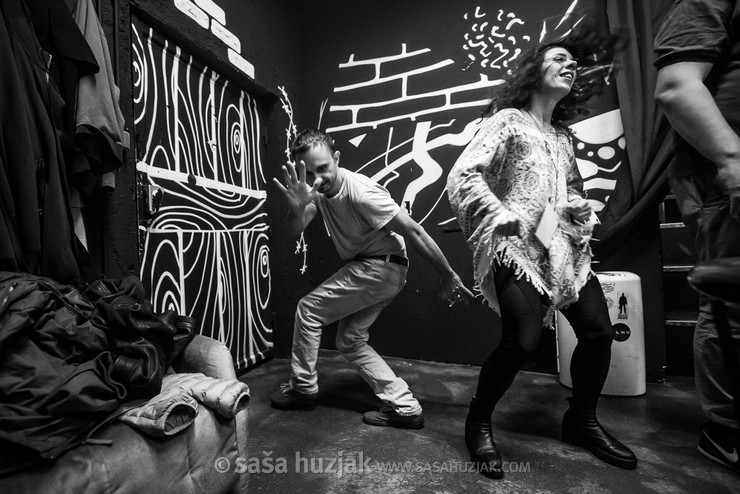 Backstage pre-show warm-up dance @ Vintage Industrial Bar, Zagreb (Croatia), 20/10/2018 <em>Photo: © Saša Huzjak</em>